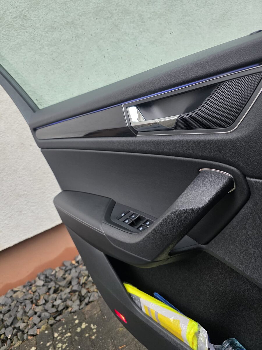 Fahrzeug-Türverkleidung nach professioneller Innenaufbereitung durch Clean Master Fulda — glänzend, staubfrei, wie neu