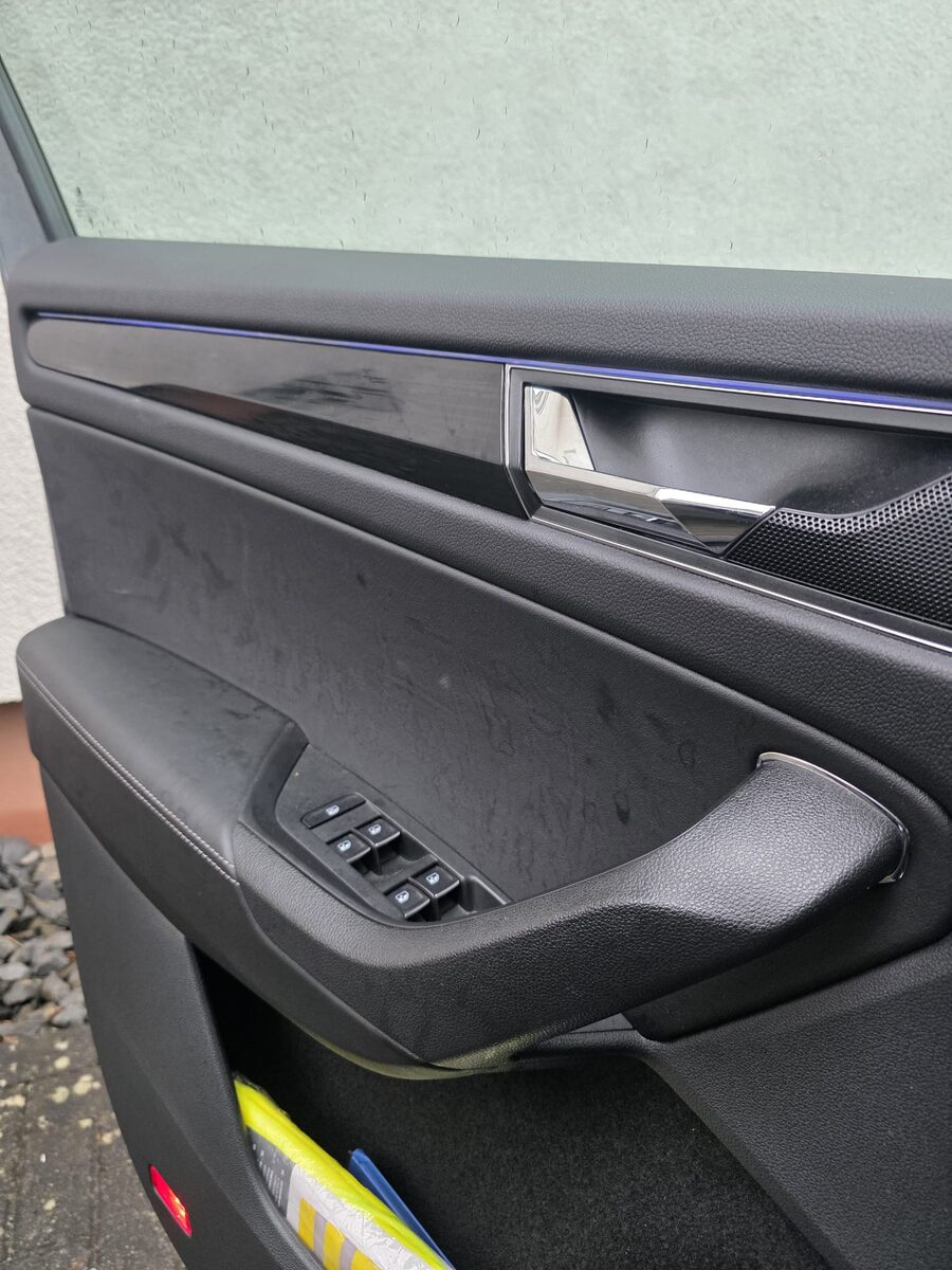 Fahrzeug-Türverkleidung vor der Aufbereitung — staubig und verschmutzt, Zustand vor der mobilen Autoaufbereitung in Fulda